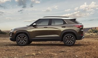 Выпускают. Я просто первую пришедшую в голову модель выставил. Можно и американскую показать. 
В США японских и американских машин покупают примерно в равных количествах. Вот Шевроле, вот Форд.