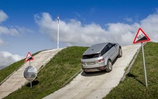 Там склон крутейший, присмотритесь! Хорошо что еще сразу кувыркаться не начал! Иначе хрен бы кто выпрыгнул, все б внутри замесились!