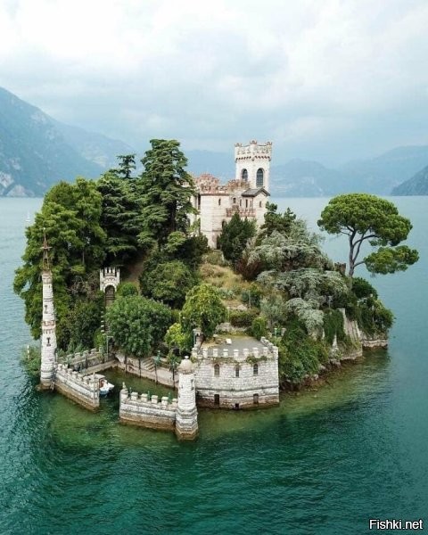 Какая там заброшенка?! Автор, окстись! Это замок на острове Лорето. Находится в частных владениях!

Castello dell'Isola di Loreto