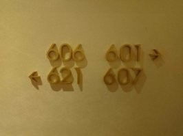 Абсолютно логичный указатель. В центре здания лифт, направо и налево коридор. Направо от лифта, в порядке удаления - номера с 606 по 601, налево от лифта, опять же, от центра к концу коридора - с 607 по 621. Другой вопрос, кто так нумеровал. А вот найти нет проблем, если голова на месте.