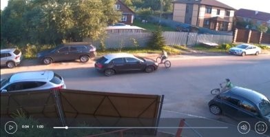 Кто невиновный? Мозгов нет как раз у обоих участников: у ребенка - в силу возраста, а у бабы - ну, просто не дали в автошколе, если В/У, конечно, не куплено: 1) помехи обзора перекрестка, солнце, узкая дорога не заставили бабу снизить скорость. 2) Вместо торможения полезла на встречную и снесла пацана в момент, когда он уже начал съезжать с дороги.