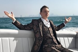 Вот чувак тоже из шторы сшил костюм