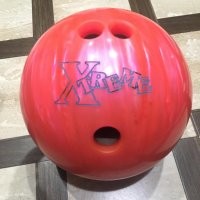 Это только у персональных шаров. Обычные симметричны. Я это точно знаю, т.к. иногда устраивали соревнования игры левой рукой.
Обычный шар.

По спецзаказу для игрока:

А так же есть еще куча разных извратов, типа...

или