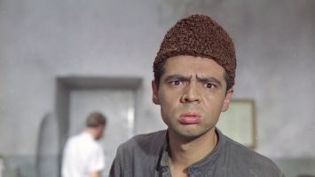 Этот хмырь еще требует что-то от Голливуда. Считает, что он звезда. Даже не подумал дурачок, что его навесил Мышиный Дом в качестве разнарядки, как в СССР вместо Великого Фрунзика Мкртчяна, для надежности проекта, поставили сына первого секретаря Обкома Татарстана.
С таким режиссером даже дерево сможет расцвести, но будь там Фрунзик, то вышло-бы сильно лучше.