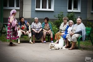 Надо такие во дворах поставить. Днем одни посидят, вечером другие....