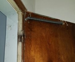 ===Как оно работает?===
Это звуковой извещатель закрытия двери. Вместо дверного колокольчика.
Брыынннь!