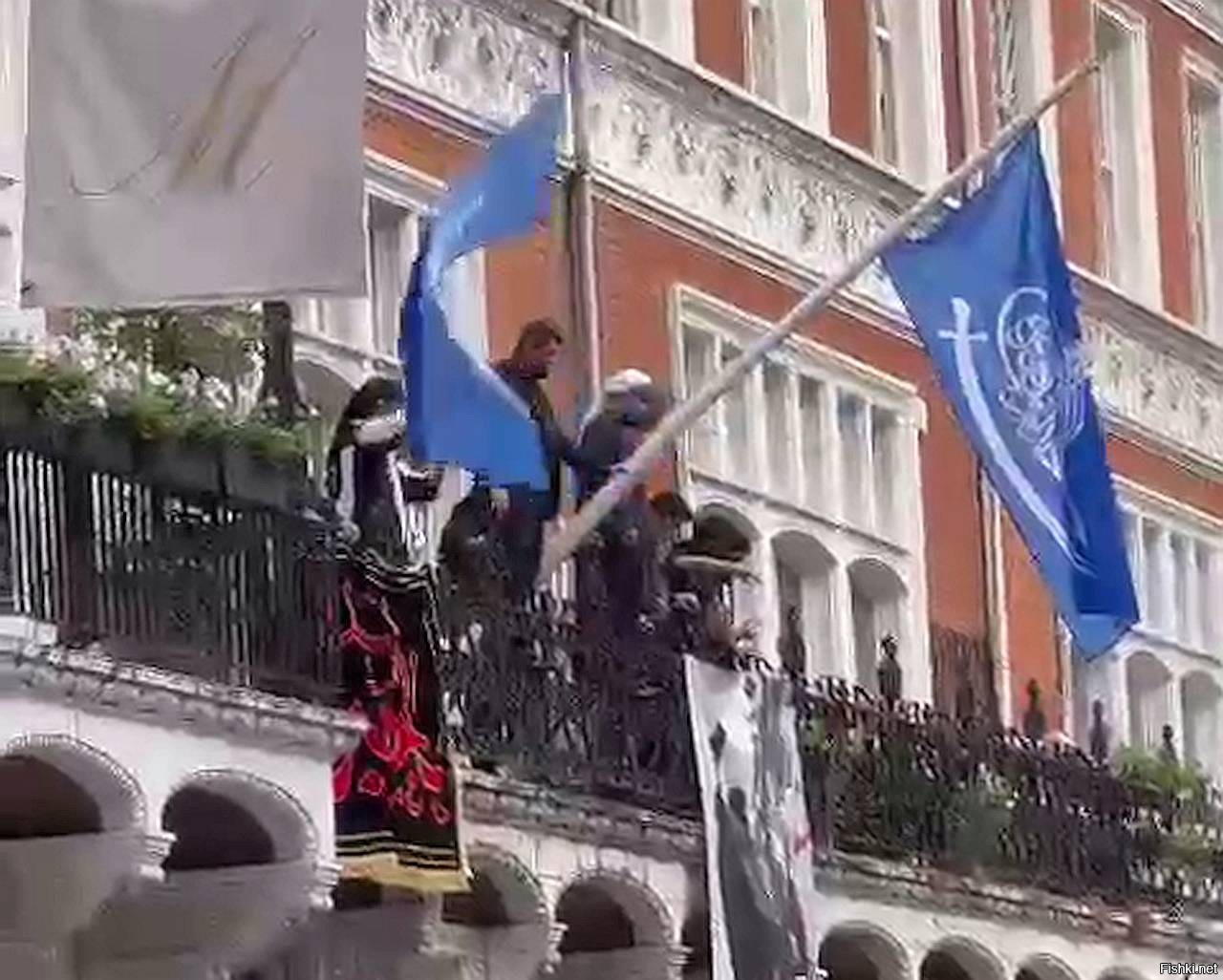 Нападение на посольство. Посольство Великобритании в Азербайджане. Напавшие на посольство Азербайджана в Лондоне. Посольство в Лондоне. Флаг России на здании правительства.