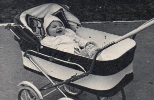 А это я! 
Только коляска была синяя и фото ч/б