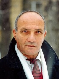 Автор книги -- Карем (Кавад) Багирович Раш -- советский и российский писатель, публицист, военный историк, секретарь Союза писателей России, автор знаменитого эссе "Армия и культура", которое изучается в западных военных вузах как иллюстрация для понимания менталитета русского офицера. "Апостол Русского воинства", которому за особые заслуги в 1990 году было присвоено звание капитана 1-го ранга и министр обороны Язов ему, в общем-то кабинетному писателю, лично вручил офицерские погоны и именной кортик.
Он был курдом-езидом, но любил Россию и служил ей побольше многих русских.
Полюбопытствуйте. Оно того стоит.