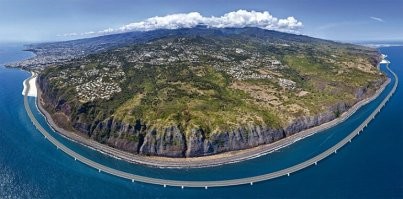 Сразу заметила, что это вообще не мост. Это виадук взамен прибрежной дороги. Точнее опасного участка на обрыве. Видно же остатки старой дороги, заваленные оползнями и камнепадами. Нечто похожее сделано на острове Реюньон. Только больше и дороже. Там та же причина заставила вынести дорогу в океан- оползни и угроза машинам