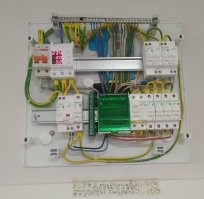 Для 7 квт будет достаточно 32 А автомат. Если добавить духовку, то даже 40 будет мало чисто по расчетам. Но де-факто вполне хватит и 40 в повседневной жизни, т.к. вряд ли когда-то будет ситуация, когда все конфорки и духовка будут загружены на 100%.
Для 40 ампер кабель только 6 квадратов, 4 будет мало. Это по расчетам.
У меня же в квартире от застройщика 4 квадрата идет к плите. Поэтому я себе поставил вообще 32А автомат, и это для плиты и духовки вместе. Я не заказчику делаю, а для себя, прекрасно представляя свои повседневные нагрузки. Но если бы я мог изначально заложить кабель не 4, а 6, обязательно сделал бы. И автомат 40А.
Откуда у Вас вообще появился лимит в 25А. Разве есть такие требования? Я о них не знаю. Если есть - напишите, мне интересно узнать.

"Где вы живете, что в квартиру вам 40А дают ? одно-трех фазка ?"
Живу в Новой Москве, дом свежий 5-летний  от ПИКа с дефолтным ремонтом. Подается снаружи 10 квадратов, одна фаза, вводной автомат 63А (НЕ 40А, как Вы почему-то подумали). Вроде все стандартно.
Но электрики так собрали щиток, что я при виде этого труда коньяком себя отпаивал. Пришлось переделывать. Полностью.
Первое новшество - я поставил себе реле напряжения, второе - сделал неотключаемый контур (холодильник и мороз.камера). Третье - ограничил ввод 56А. Неотключаемый контур повесил на 16А диф.автомат, остальное ограничил автоматом 40А (всю квартиру, включая плиту и духовку). Будет работать, не проблема, нагрузки по квартире я знаю. Все получилось даже с запасом, если принимать реальные (!) повседневные нагрузки. Безусловно, кому-нибудь другому я бы сделал все с запасом по расчетам. Получилось бы дороже, конечно, зато правильно!
Ниже щиток от застройщика и мой после обновления. Обвязку я делал кабелем 6 квадратов многожильным. Он одного цвета, какой был в избытке у меня, на качество это не влияет, просто феншуй не соблюдается...