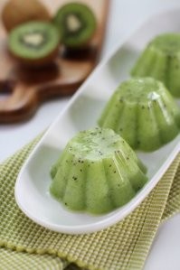 "Ну и закончим желе, которое, как бы ни хотелось, можно приготовить далеко не из всех фруктов. Например, его не выйдет сделать из ананаса, киви". Вот из киви. Другие просто лень искать да и сам делал только из киви из перечисленных.