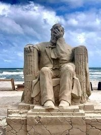 Автор, спасибо за пост,  очень интересно. Но не могли бы вы пояснить - А как эти фигуры держатся вертикально и не рассыпаются? Наверное, используется какой-то металлический каркас? И вот у этой скульптуры три волосинки на затылке из чего сделаны? Тоже из песка?