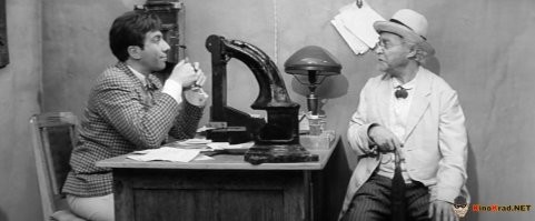 -- Вы видите на мне эти брюки? -- промолвил он после долгого молчания. -- Это пасхальные брюки. Раньше я надевал их только на пасху, а теперь я ношу их каждый день.