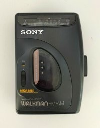 Повезло. У меня в 1995 был  Sony за 75$. Хорошие наушники и звук были. Но через полгода моторчик перестал тянуть с достаточным усилием.