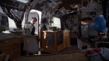 Секретные материалы - дом периодически похищаемого инопланетянами Макса Фенига.