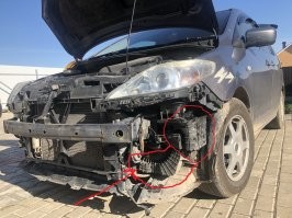 Вот тебе ПТУшник я даже заморочил и картинку сделал, красным кругом обвел примную трубу воздухозаборника а стрелкой показал откуда идет забор воздуха. Есть разница с твоими жигулями???. Гугли также и набирайся ума для чего делают шнорхели на воздухофильтр.