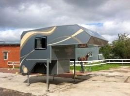 Вот так выглядит кемпер - насадка на пикап. Задняя часть достаточно высокая, чтобы стоять - в ней санитарный блок.