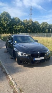 Какой-то мудак запарковался на тротуаре. Штраф от полиции, минус колеса...