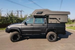 Зачетный аппарат, кстати. Если бы у нас их делали по адекватным ценам, то было бы в разы больше автотуристов. Есть у них уазы с подобным модулем по 2,5-3 млн в хорошем исполнении. Дороговато, но зарубеж сейчас сильно дороже.
А так, спасибо, поискал и нашел, что это наша контора Lux Form.