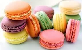 Макарон - французское кондитерское изделие из яичных белков, сахара и молотого миндаля.
А тут статья про спагетти.