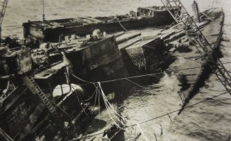 Удачный момент -порезать на метал это добро.  За боеприпасы можно не переживать, их на кораблях хранят во незведённом состоянии и инициируют непосредственно  перед стрельбами или операцией.
Вон, в своё время после Первой Мировой Войный, в Скапа-Флоу кучу немецких кораблей подняли, а там было куда сложнее.