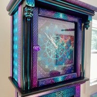 Этот телевизор даже нерабочий стократно более ценен, чем кошачья будка.



Это не войлочные, а шитые игрушки.



Здесь "реставратор" из старых часов сделал попугайский ящик, вдобавок заменив старый механизм на китайский ширпотреб.