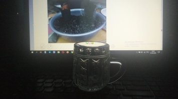 Специально пошел и померял. Полная 150 мл, по ободок 125. Маленький граненный стакан 100 мл.