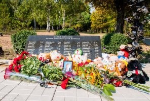 Прокомментируешь, падаль? Или это как бы нормально?