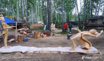 "Первое место в самой престижной номинации конкурса – "Парковая скульптура" – заняли два молодых мастера из Хабаровского края Илья Текин и Данил Цой. Их работа называется "Эффект бабочки". В ней легко угадывается сюжет дуэли Пушкина и Дантеса. Точнее, скульпторы изобразили непосредственно момент попадания пули в поэта. Пушкин, Дантес и пуля как будто застыли на месте", – рассказал корреспондент.