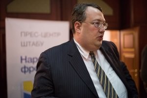 Знакомьтесь. Антоха Геращенко. Идеолог Миротворца.
Я четко вижу когда он врет, секрет прост - рот открыт, значит врет.
Хотелось бы видеть его пойманным нашими, но этот слизень свалит вовремя, а напи.зженных миллионов хватит на то, чтобы не растерять наетое. Мразота.
Впрочем другие в Раде замечены не были.