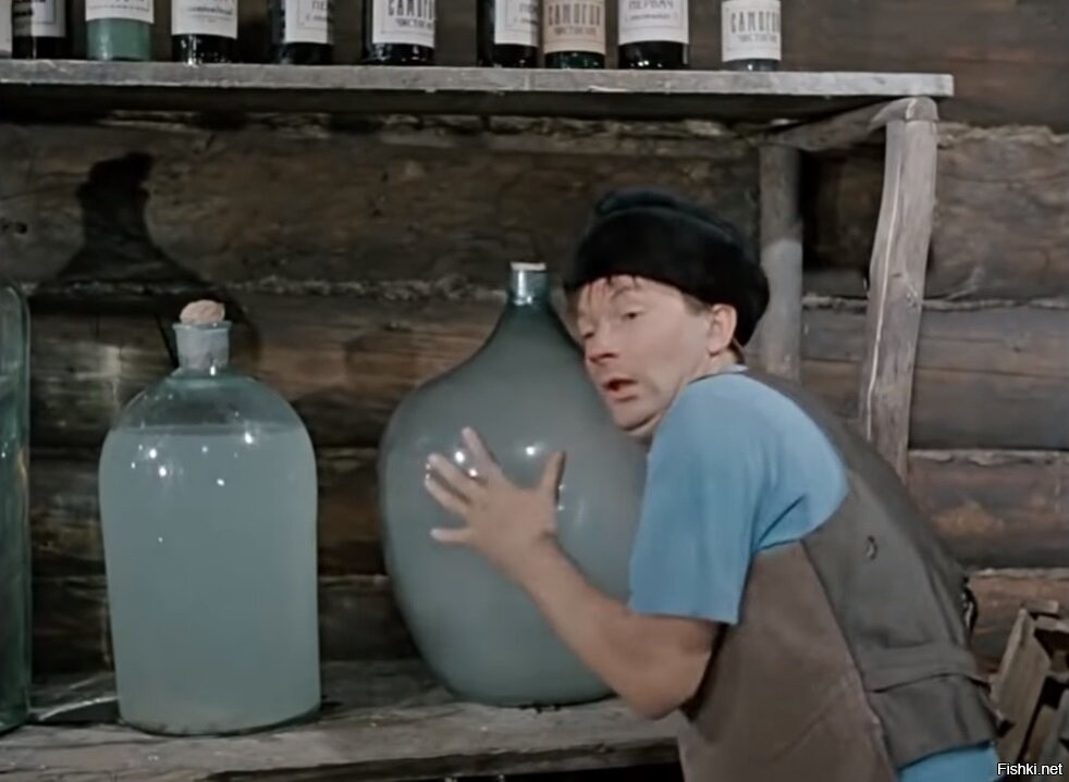 Самогон в пластиковых бутылках. Фляга для самогона. Антиалкогольная кампания Николая 2. Мутный самогон.