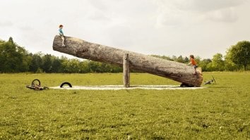 Отомстило: почему не нужно стоять рядом с падающим деревом