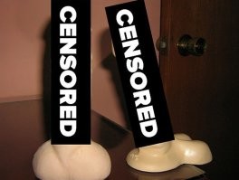 Пол Фергюссон с братом нанес Рамону несколько ударов по голове, после чего Новарро потерял сознание и захлебнулся собственной кровью. Напоследок ему забили в рот золотой фаллос, подарок Рудольфо Валентино, а в анус – серебряный наконечник трости. Братья Фергюссоны нашли в доме только 45 долларов. Обоих приговорили к пожизненному заключению, но освободили в 1976 году.

Т.е. в данном случае дилдо не является орудием убийства, так просто грабители (один из которых сам был геем-проституткой) - поглумились над трупом старика.