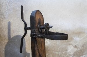 Это не совсем удушение. Инструмент называется гаррота, он выламывает позвонок из шеи, смерть наступает от разрыва нервных окончаний.