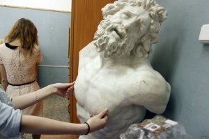 40 фото, на которых люди дурачатся со статуями