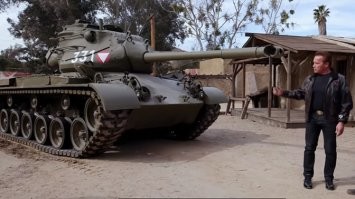 Вот это я понимаю другая сторона знаменитостей, а требование персиковых полотенец с розами - это уже *банутость.