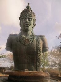 Гаруда-Вишну видел ещё в несобранном состоянии. На тот момент, вроде бы, случились проблемы с финансами и стройка приостановилась. Где-то там отдельно и руки лежали