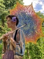 подозрительно