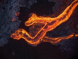 Да, версия с пулеметом выглядит более правдоподобно. Может быть, потому что я не встречал больше ничего похожего. :-)

Вариант, что метеориты летели друг за другом на одинаковом расстоянии можно представить. Цепочка кратеров получилась из-за вращения Луны? Русло получилось после удара, потому что поверхность треснула по перфорации и потекла лава? Много лавы, ведь ширина русла в этом масштабе много километров. А длинна русла превышает любой поток лавы на Земле. В то время как с лавой на Луне дефицит. Но все равно надо признать, что метеориты упали очень удачно, ведь из каждого могло потечь вниз по склону в разные стороны, а тут получается все упали на дно какой-то низменности и потоки идеально слились в один поток.