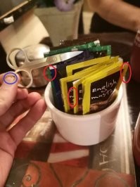 Во-первых - у пакетиков есть зазубрины, по которым нужно отрывать уголок пакетика.
Во-вторых - этому поцу явно необходимо эти ножницы использовать по прямому назначению!