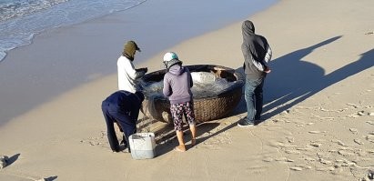 Мое фото. До сих пор удивляюсь как они на них рыбачат - там самим то сидеть негде, а они еще и сети туда запихивают.