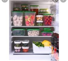 Ну так то, у людей, которые любят порядок, в том числе и в холодильнике, очень часто можно встретить когда все разложено по судочкам. А не запихнута тарелка с недоедеными макаронами или 5литровая кастрюля, где супа на одну тарелку и все это навалено друг на друга и сверху ещё прижато огрызком огурца с выходных. Зато воздуха в холодосе как у технаря.
З.ы. Не помню,  что б при таком способе хранения как на фото хоть когда то возникали проблемы с охлаждением продуктов.