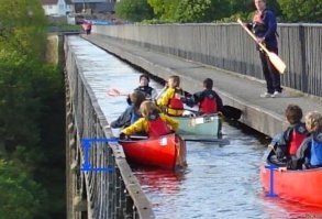Было же уже. Ничего страшного нет.
Высота от уровня воды до обреза акведука - сантиметров 40-50. Если не вставать в рост (не знаю людей, встающих на воде в каяке), то перевалиться вниз невозможно в принципе. Хотя, вон там дядька с веслом стоит. Думаю, специально для опускания на место пытающихся встать ))))
