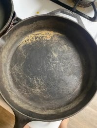 Это не тефлон, а чугуний. Налить маселка, прокалить и будет как новая.