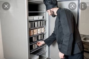 Не, стоп, давайте без разливания воды. Вы оба утверждаете, что тарелки и кастрюли круглые, что б внутри холодоса был воздух и лучше охлаждало? Верно?
То есть холодильник с судочками работает хуже, чем холодильник напиханый тарелками и кастрюлями. 
Тогда почему на проф кухне все в прямоугольных и квадратных гастроемкостях? Там тоже все дурачки?  

Кстати, функция холодильника, вроде как, не быстрое охлаждение, а место хранения.