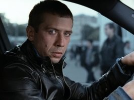 Блин, никгда бы не подумал, что скажу, что этот актер в определенном образе может смахивать на Димона из Бумера