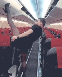 Бортпроводница показала, где ей приходится спать в дальних авиаперелётах