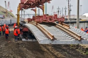 Бредятина подпись к картинке. Они эти рельсы хоть поперёк таскать могут. Уложат как раз в нужном направлении и стык в тык