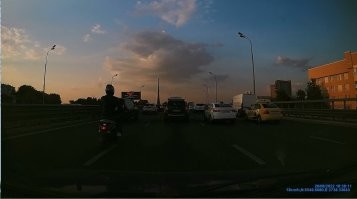 Вместо тысячи слов.
Это так, выборочно (на вскидку). И таких кадров могу надёргать много.
Кто из нас за руль сел недавно, ещё вопрос.